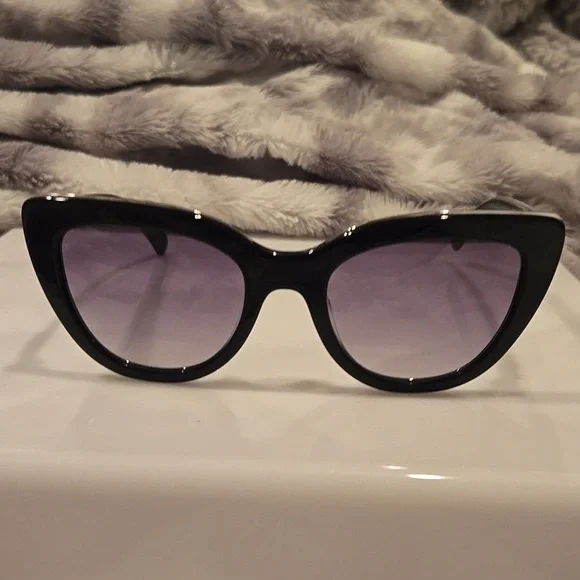 Longchamp Paris Black Cat-Eye Sunglasses with Gradient Lenses Brand New In Case - Picture 4 of 16